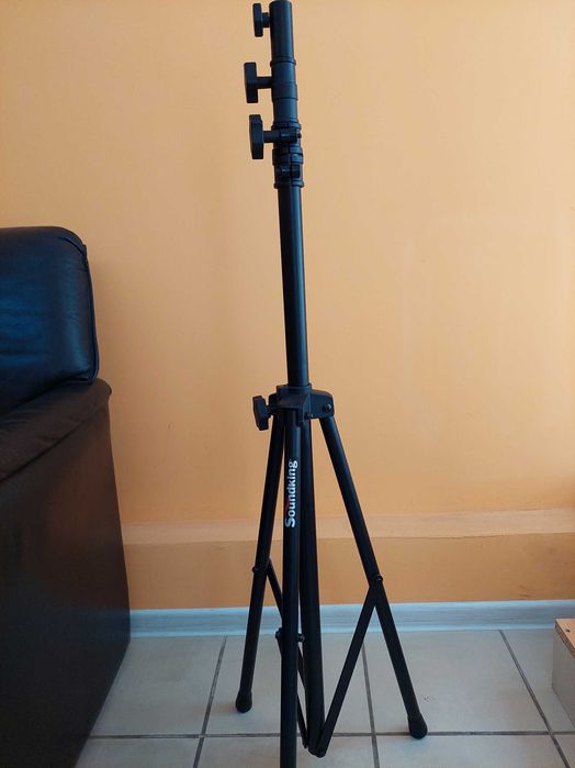 Продавам комплект мобилна стойка и 4 бр. LED PAR осветление