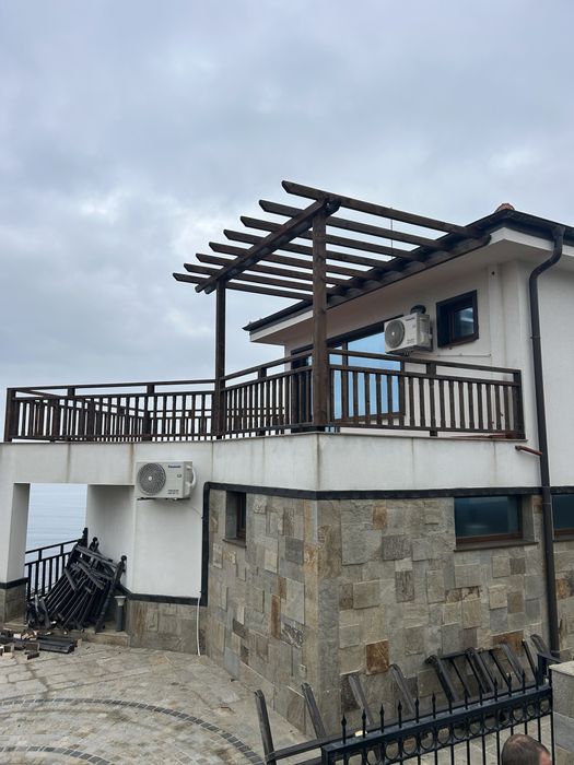 Изграждаме дървени навеси, парапети, подиуми с декинг и др.