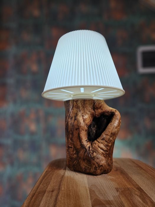 Veioză unicat din lemn natural
Transfo