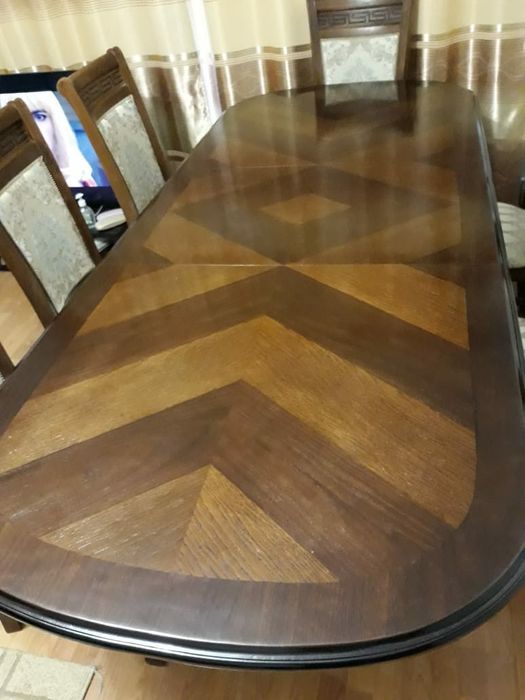 Срочно! Продается стол и стулья для гостинной.