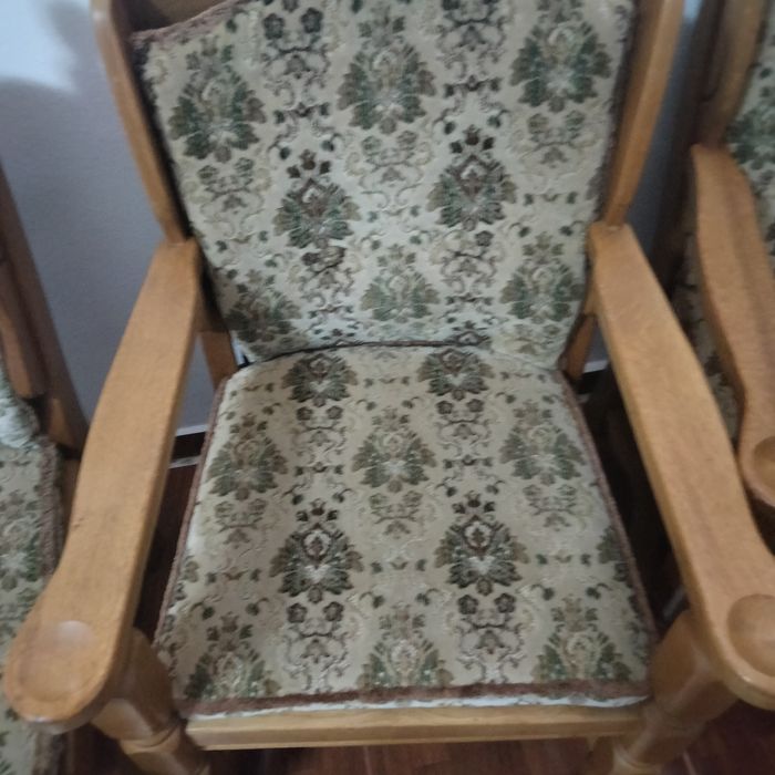 Scaune din lemn masiv, în stare foarte bună (4bucăți)500lei