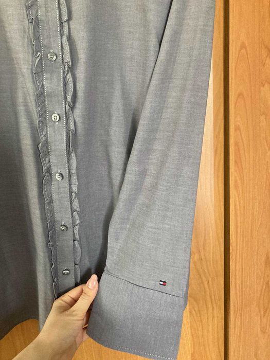 Риза “Tommy Hilfiger”, с нежен детайл около копчетата