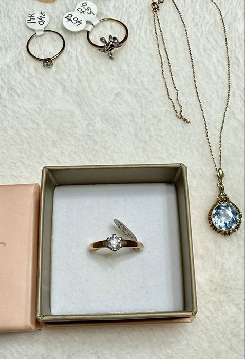 Bijuterii elegante din aur cu diamante si pietre naturale