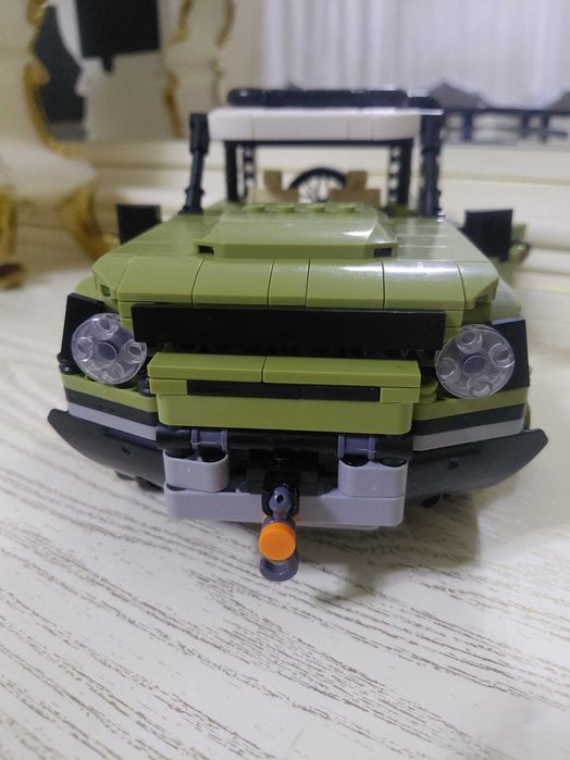 Range Rover Defender o'yinchoq mashinasi.