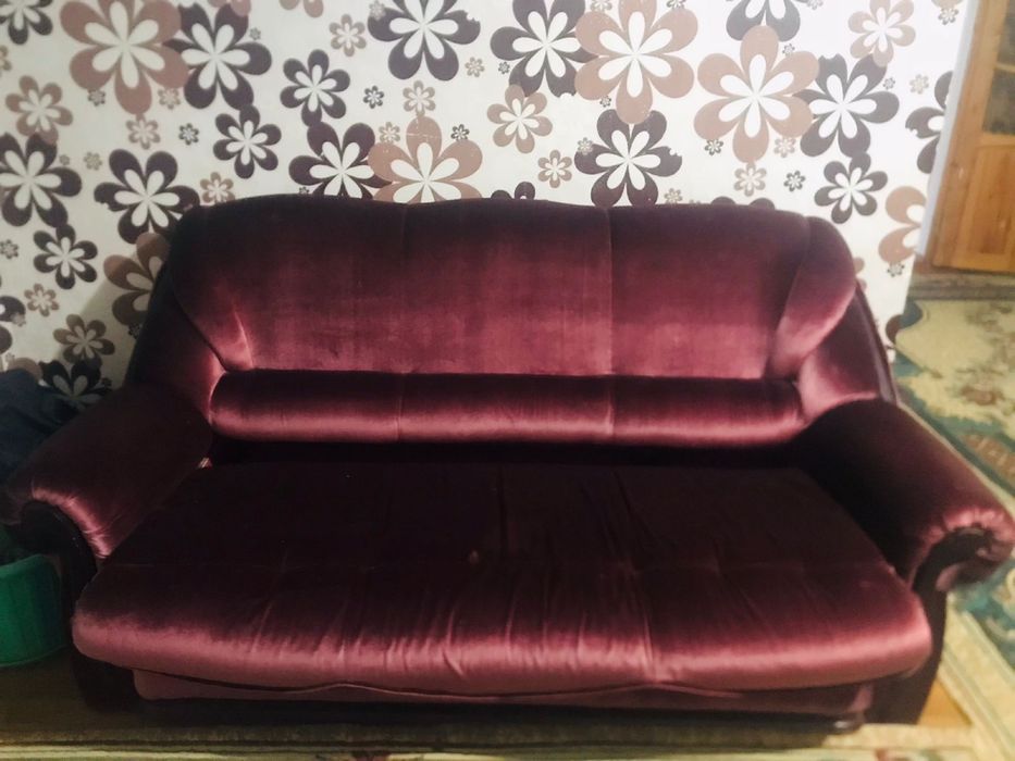 Мягкий угалок для гастиной в идеальном состоянии диван 2 кресло