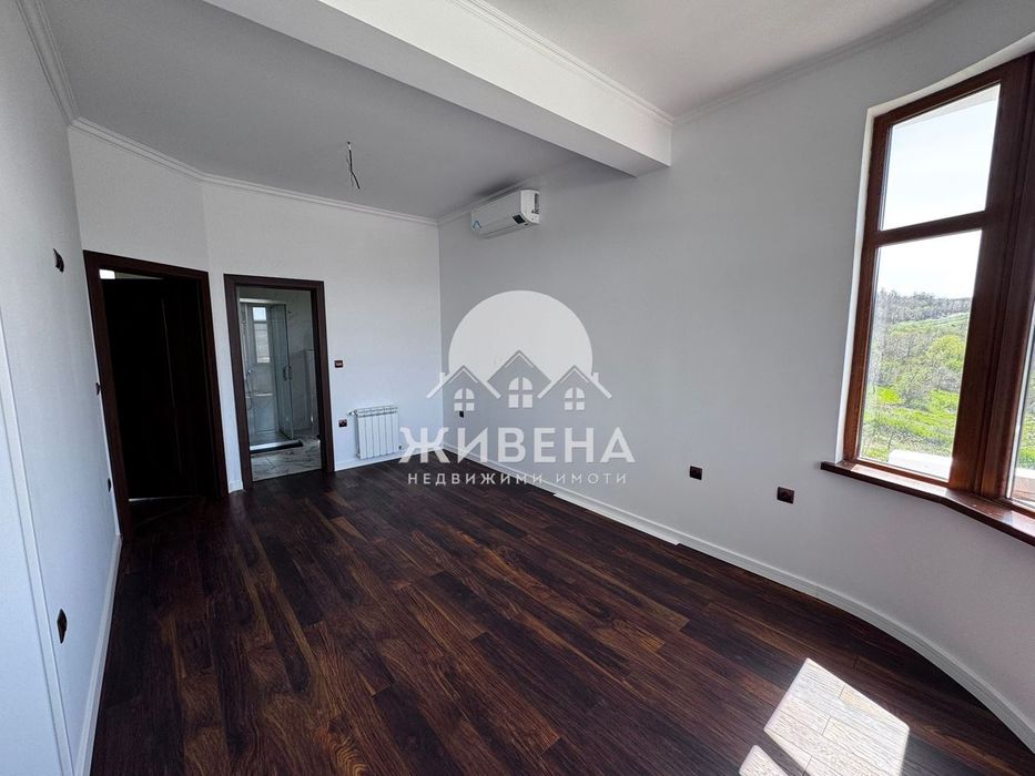 Продава триетажна къща с басейн в с.Оброчище