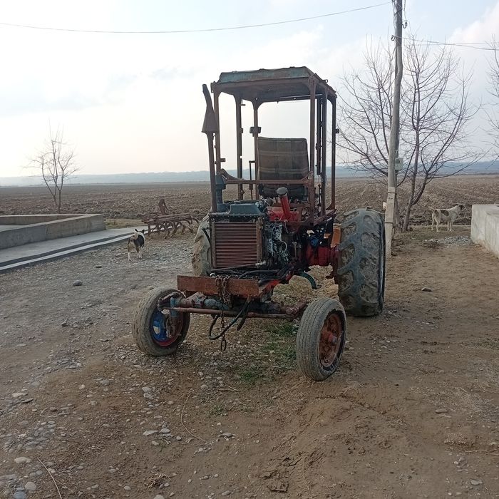 Traktor satiladi