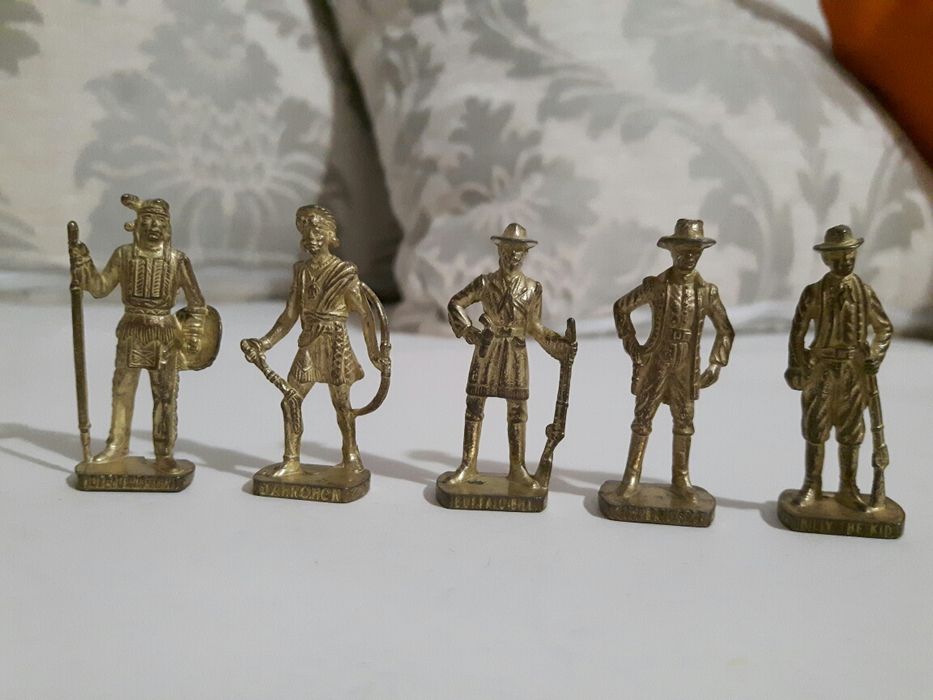 Метални войници от ,,Kinder Surprise,,