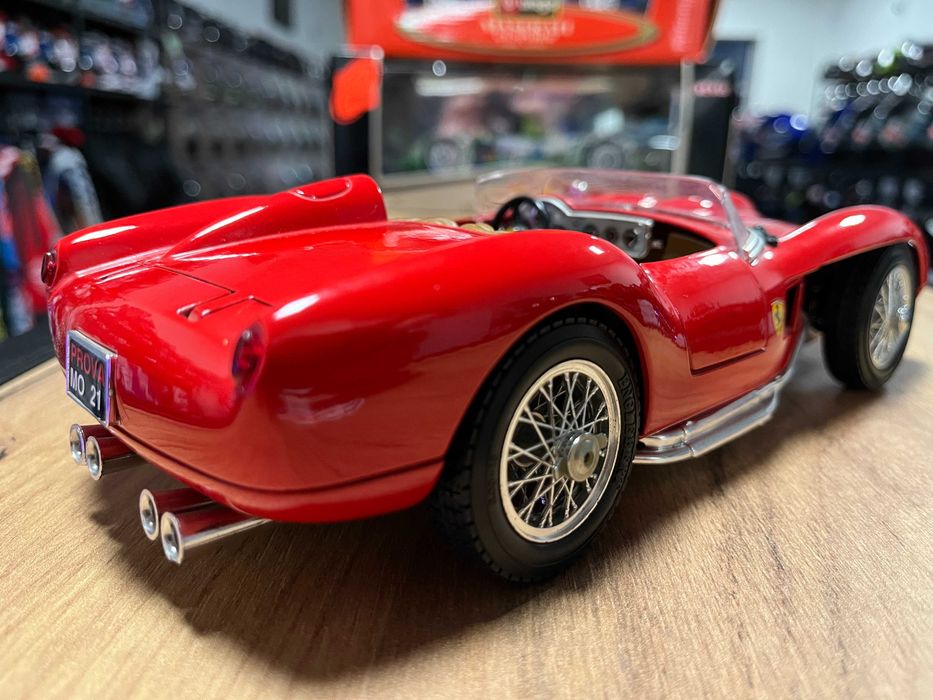BBURAGO метална колекционерски модел FERARRI 250 TESTAROSSA 1:18