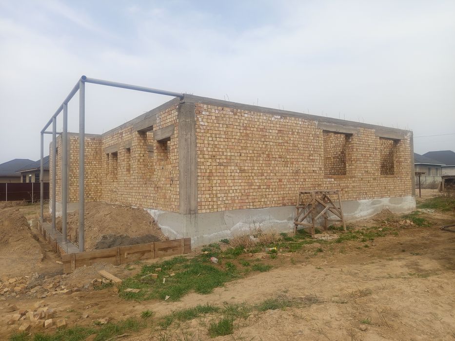 Продается кирпичный дом без крыши!