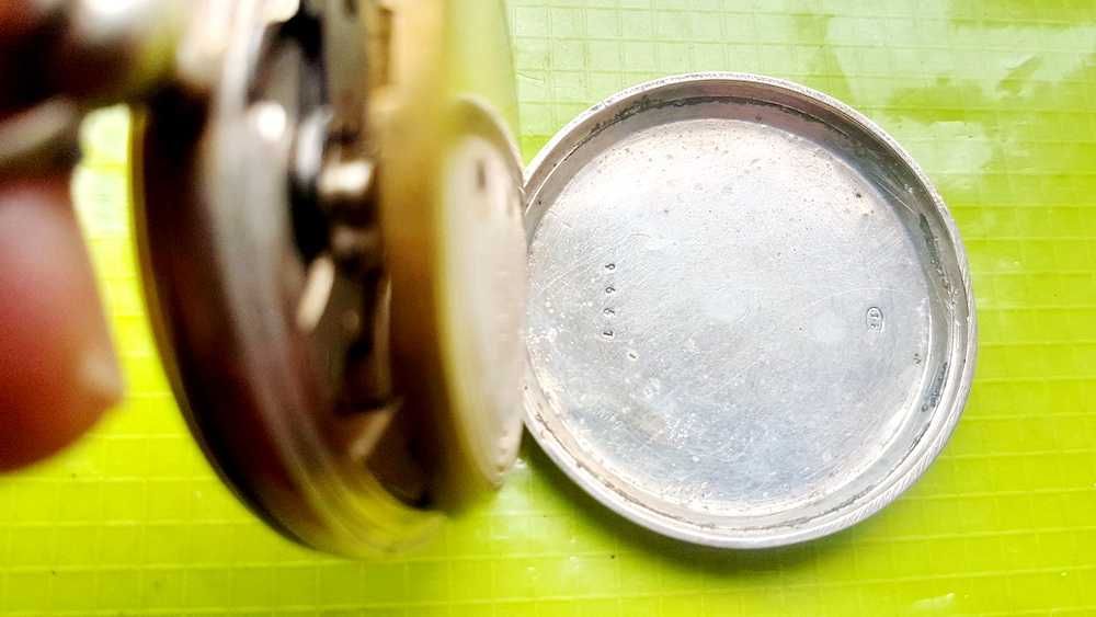 D447-Ceas buzunar argint vechi anii 1850 gravat functional stare buna cadran litere romane putin fisurat. Diametrul 4.5 cm. Ceasul nu este reglat.