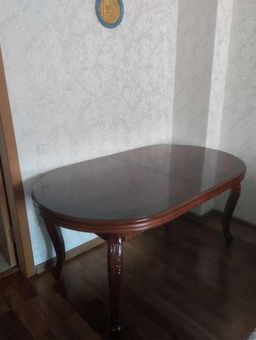 .Продаётся стол.