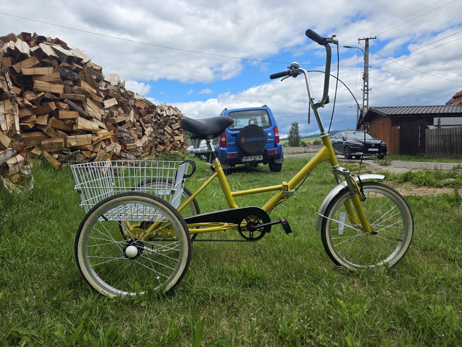Vând  bicicletă cu trei roți