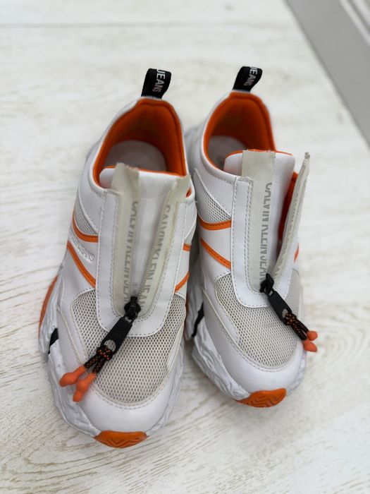 Женская обувь кроссовки и балетки