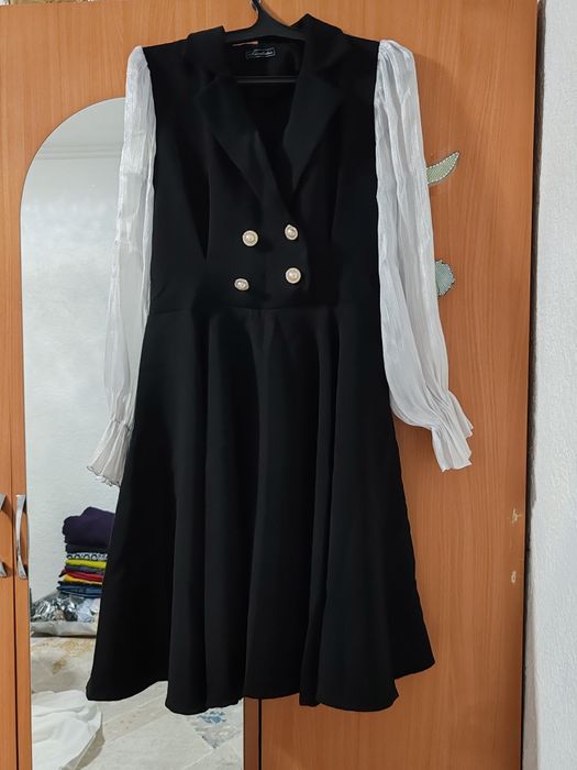 Черное платье до колен