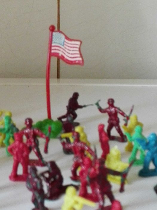 Пластмасови войници и лот гръцки фонокарти .