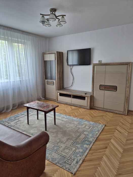 Închiriez apartament cu 4 camere zona Facultăți de litere