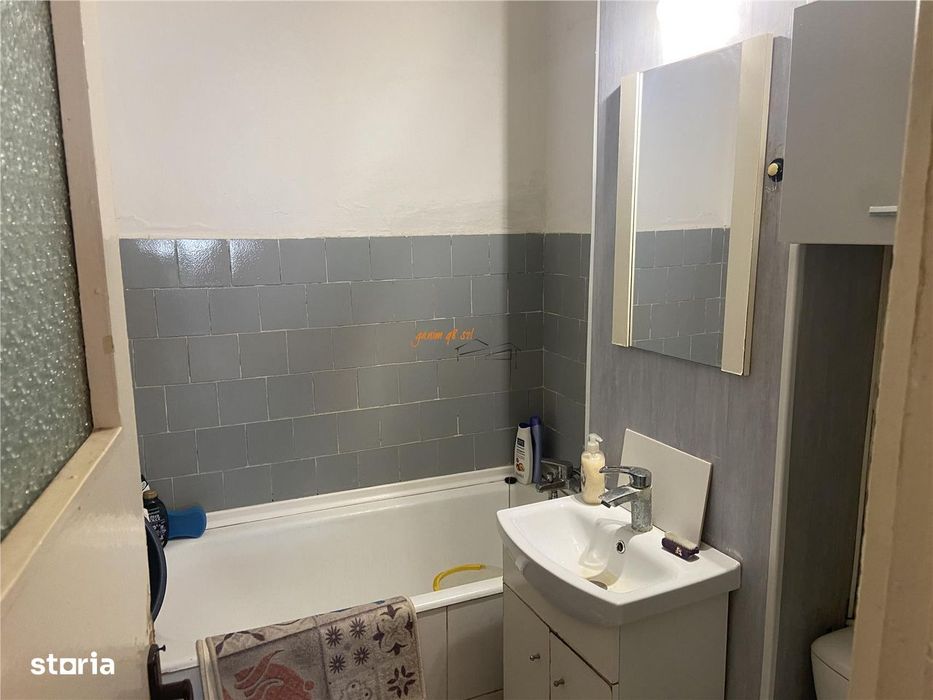 Apartament 3 camere , zona Scoala nr 10 , et 78 , decomandat , liber