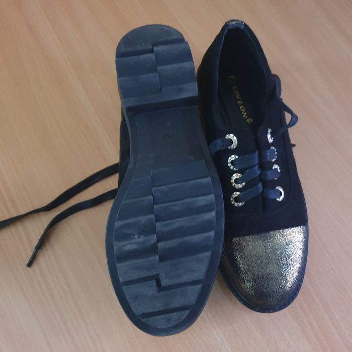 Papuci damă o data purtați nr 37 negru cu auriu parta din fată .