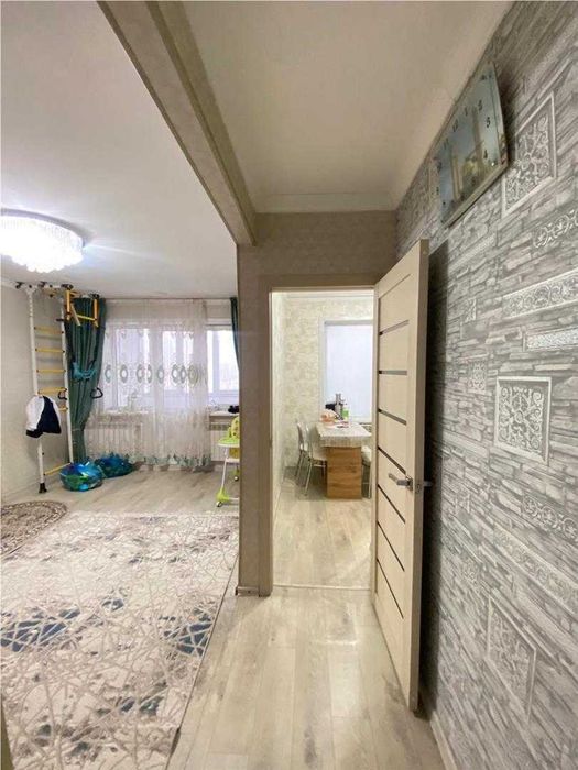 продаю 2 комнатную в 12 микрорайоне