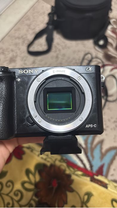 sony a6000 + объектив 35мм или 50мм