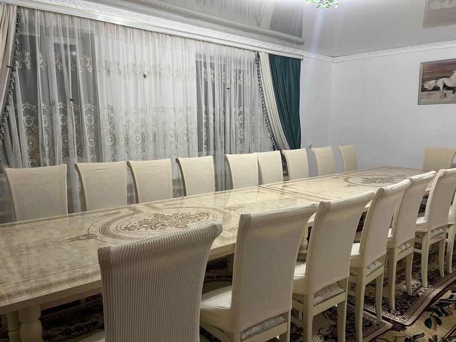 Стол и стулья.