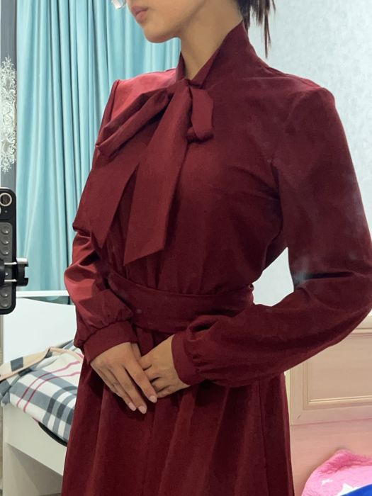 Элегантное бордовое платье