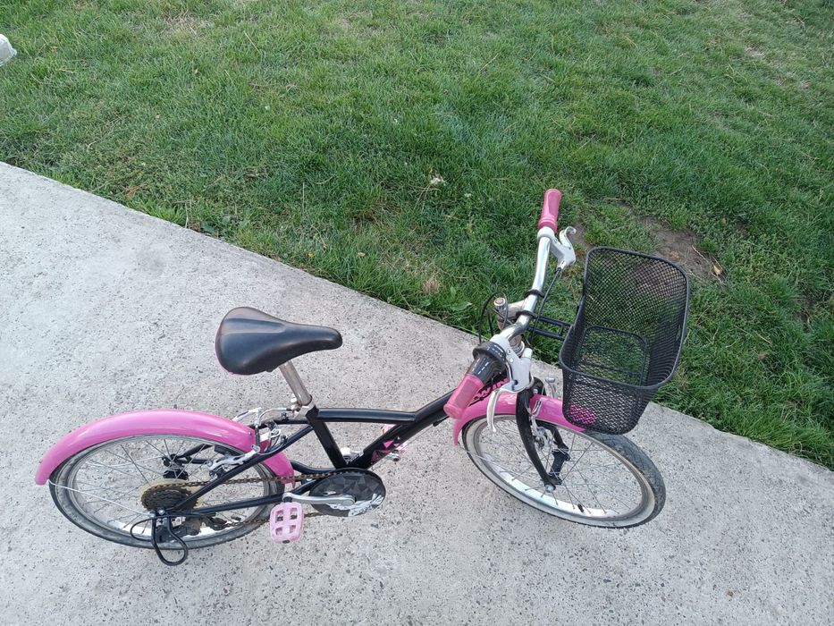 Bicicleta fetițe cuprinsa cu vărsată între 8 și 11 ani.