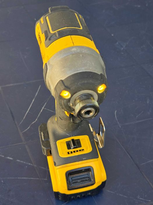 Удaрен винтоверт / импакт DeWALT DCF887 BRUSHLESS 18V с батерия 5.0Ah