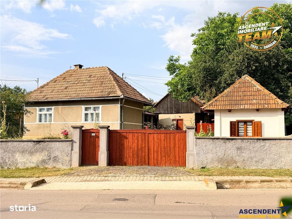 Casa cu teren generos de 1.315 mp, bucatarie de vara complet renovata