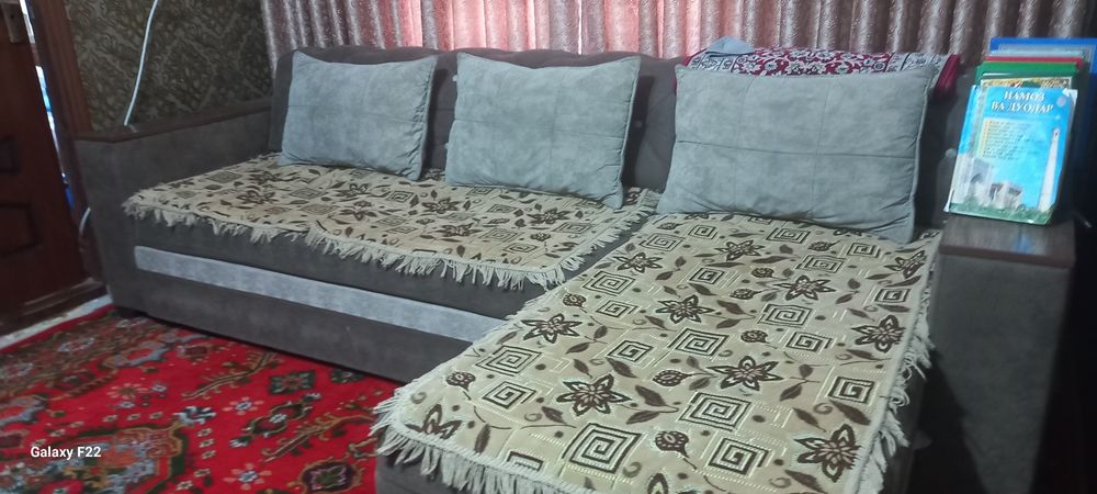 Mehmonxona uchun ugalok va divan