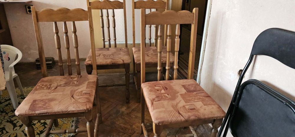 4  стола в добро състояние