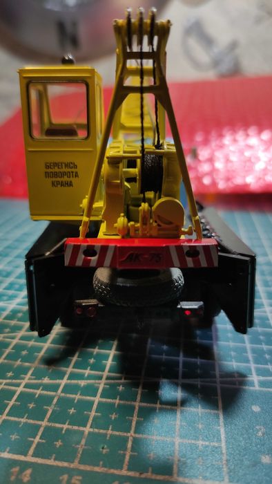 Модель автокрана в масштабе 1:43