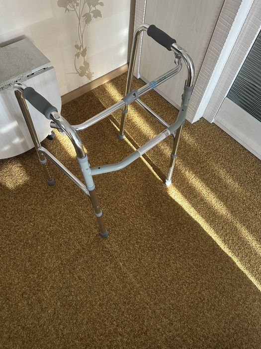 Продам ходунки новые