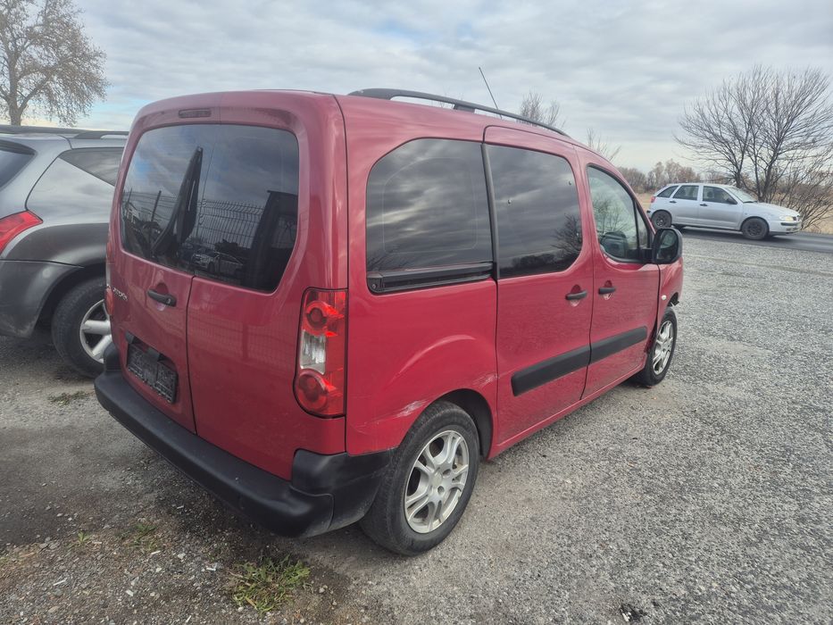 Автомобила е за части