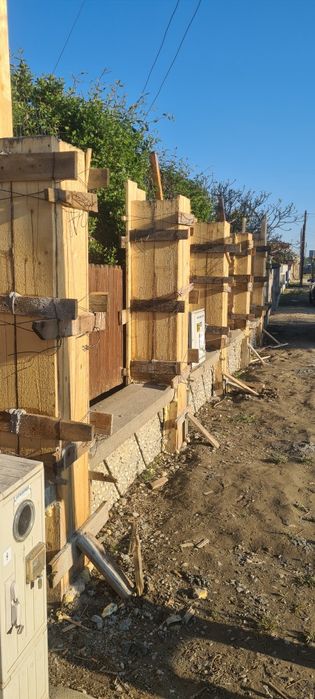 Executam lucrări de construcții: Construim garduri,placări cu polistiren, tencuială manuală...