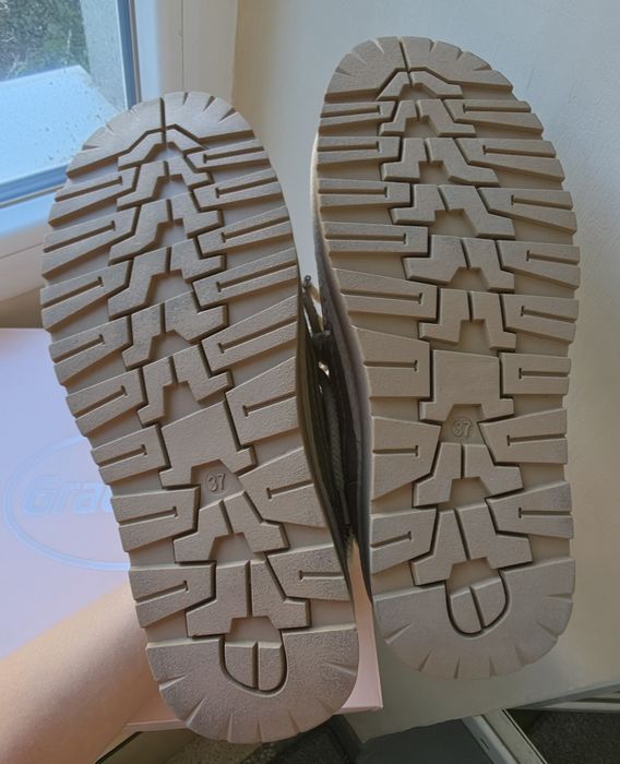 Бежови дамски зимни боти тип UGG