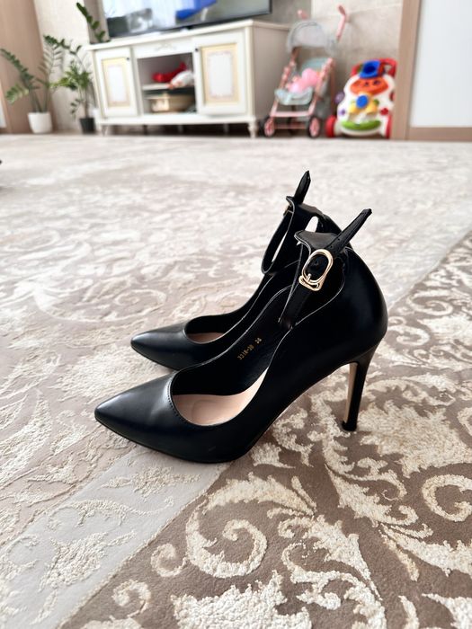 Продаи черные туфли