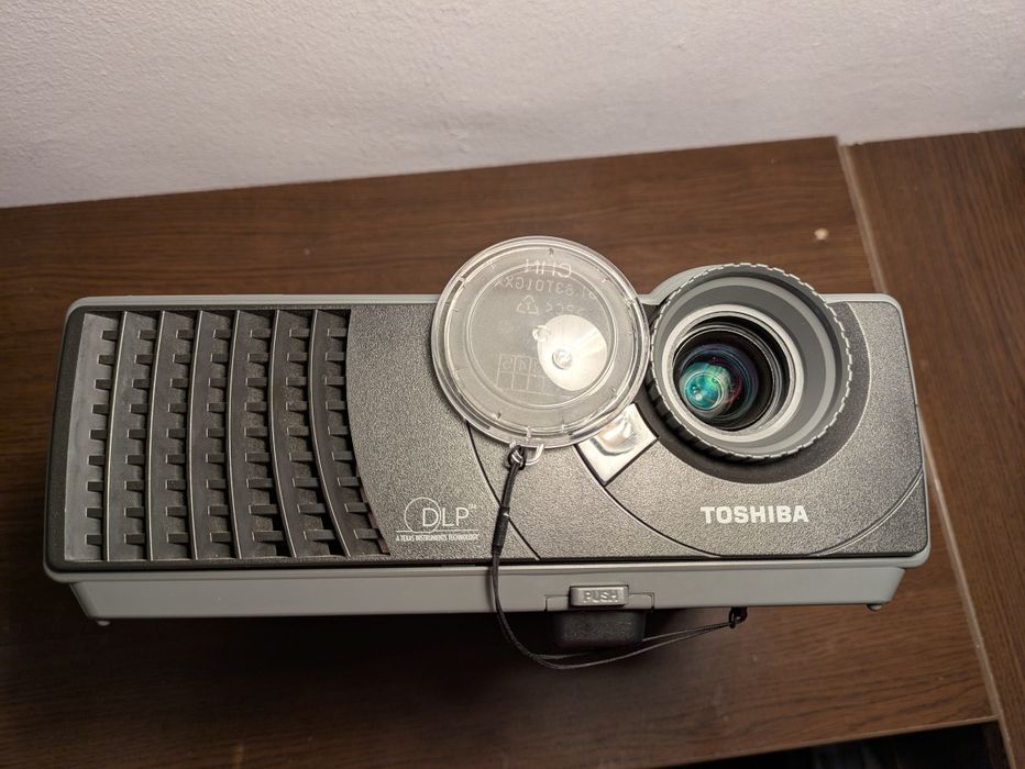 Videoproiector Toshiba TDP-S8