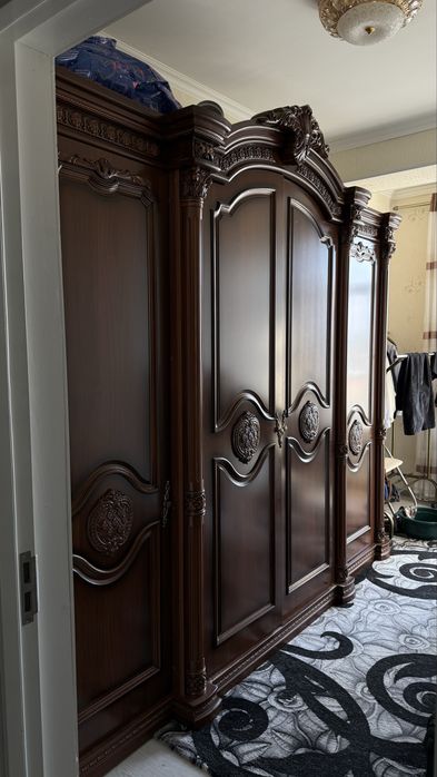 Шкаф из натурального дерева