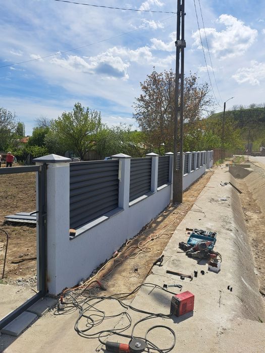 Construim garduri și porți exact după cerințele dumneavoastră (cu sau fără stâlpi de beton), cu fundație (sau fără fundație la cerere), la dimensiuni