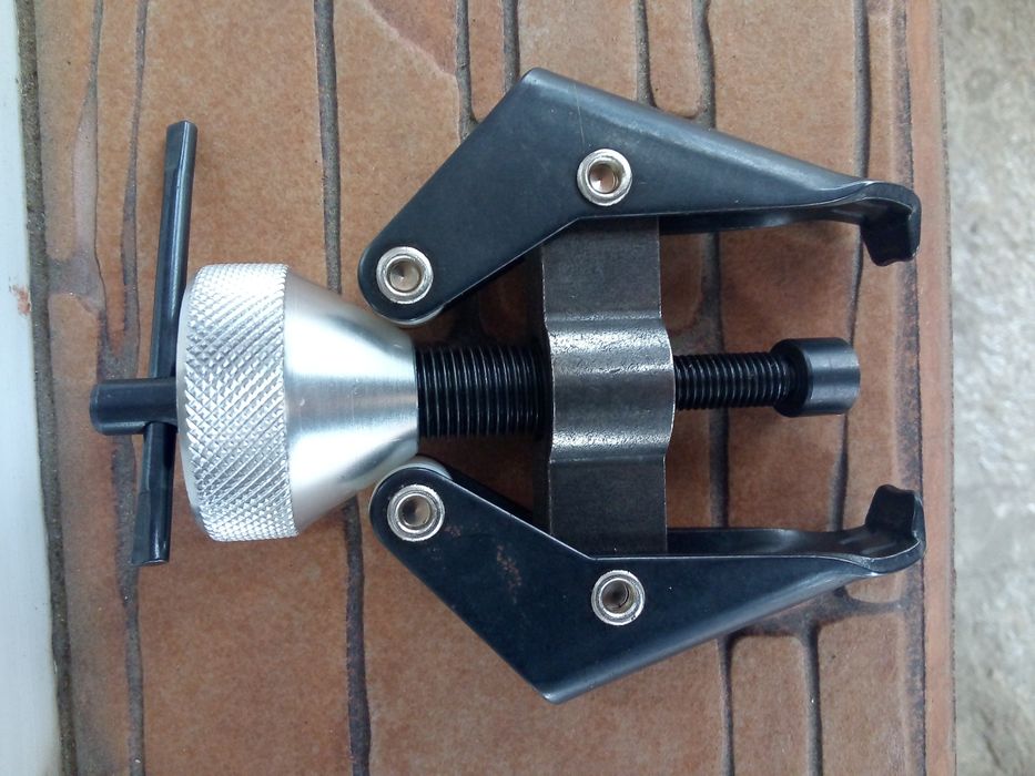 Скоба за акумулаторни клеми и рамена на чистачки