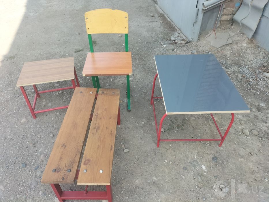 Продается стулья и скамейка.