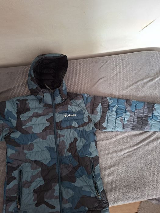 Vand geaca Columbia originala ,marimea M ,cu un mic defect l