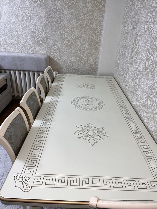 Стол без стульев