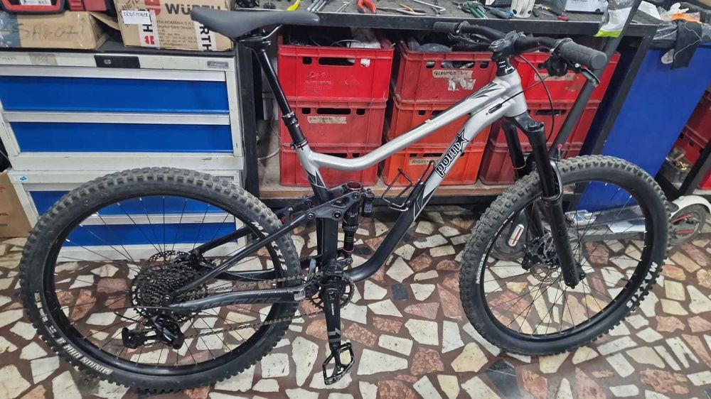 Bicicletă full suspension