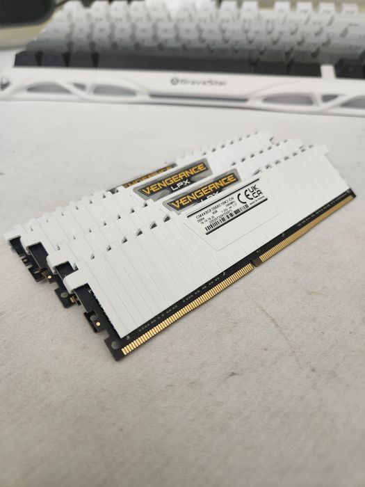 ОЗУ Corsair Vengeance LPX DDR4 8gb 8штук