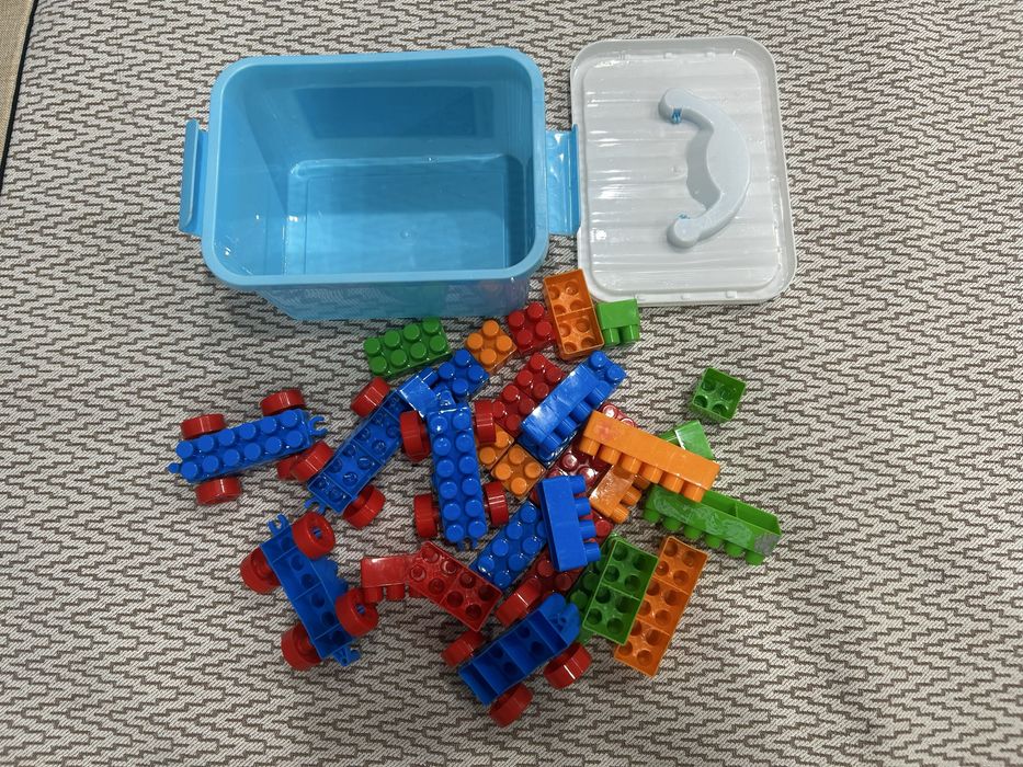 Конструктор вместе с коробкой