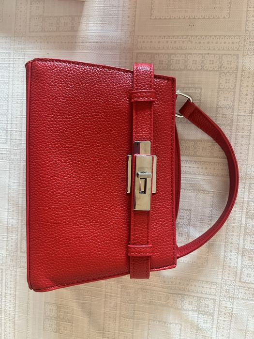 Червена чанта, прилича на hermes
