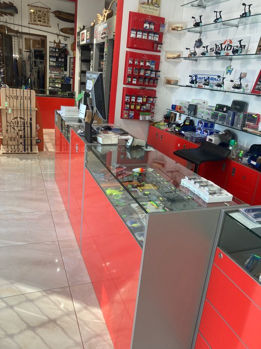 Търговско оборудване,стойки за въдици,стъклени рафтове